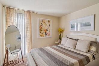 ReNew Kennedy Park in Denver, CO - Foto de edificio - Building Photo