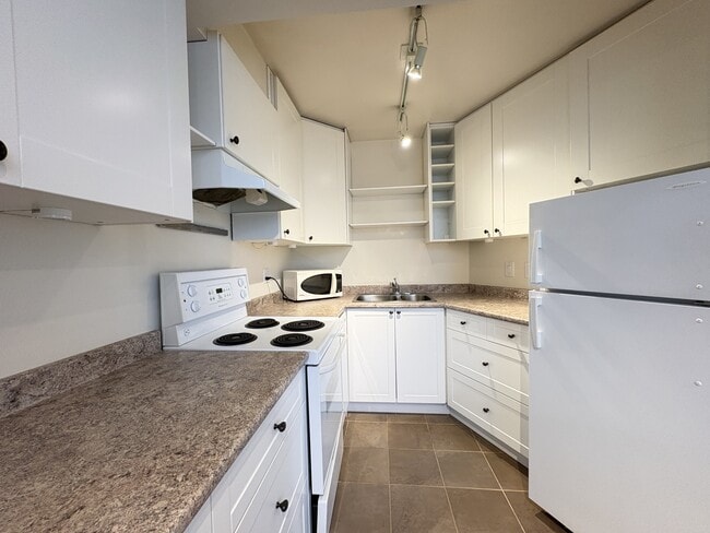 4691 W 10th Ave in Vancouver, BC - Building Photo - Building Photo