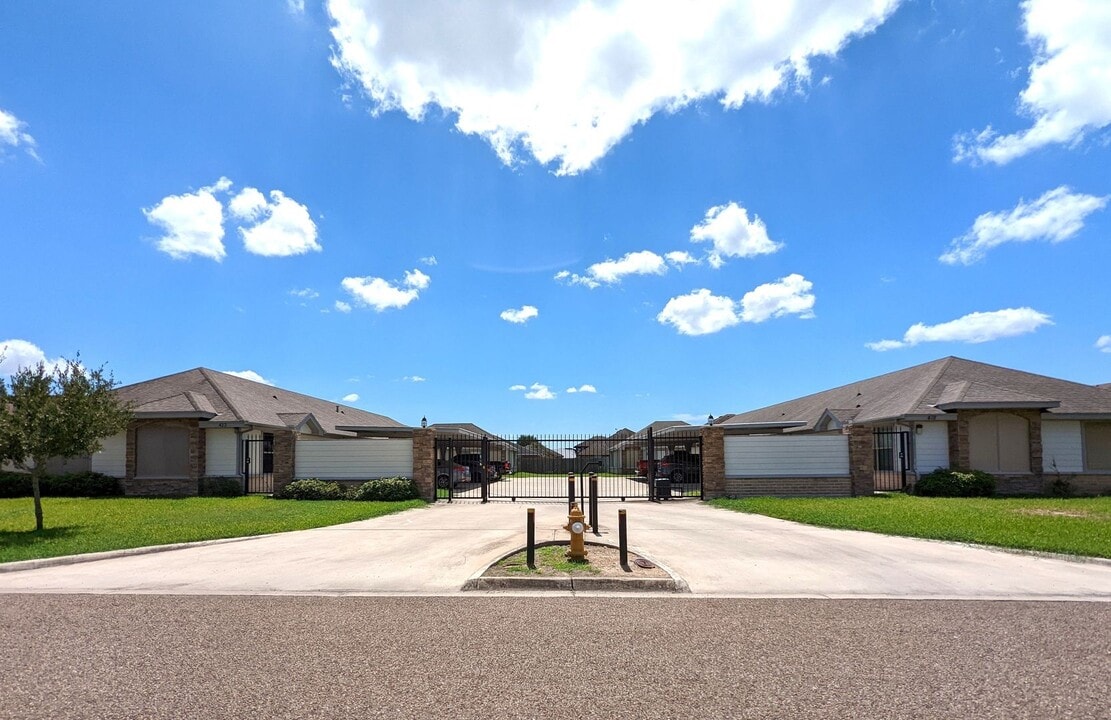 418 Arroyo Vista Ct in Harlingen, TX - Building Photo