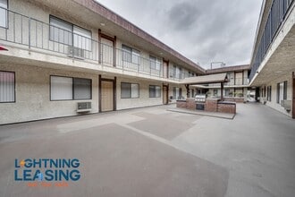 5122 Klump Ave in Los Angeles, CA - Foto de edificio - Building Photo