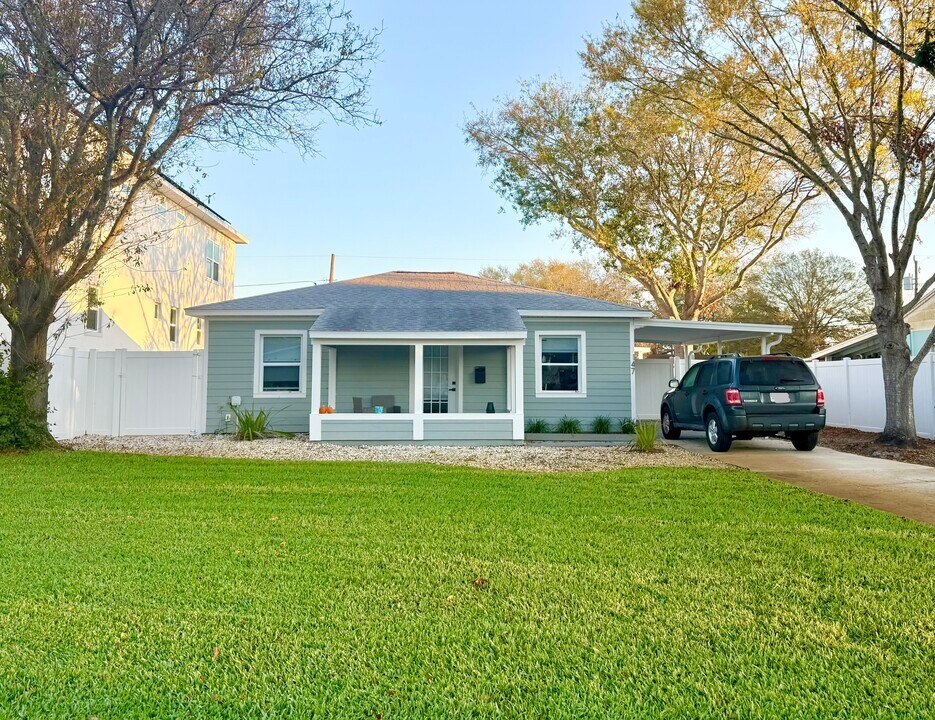 147 42nd Ave NE in St. Petersburg, FL - Building Photo