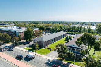 Island Gardens Apartments in Farmingdale, NY - Building Photo - Building Photo