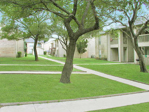 Vista Meadows in San Antonio, TX - Building Photo - Building Photo