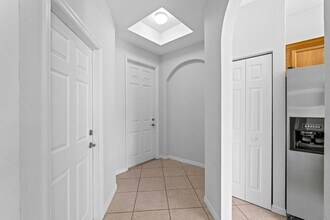 1002 Pipers Cay Dr in West Palm Beach, FL - Foto de edificio - Building Photo