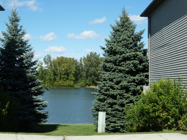 11871 21 Mile Rd in Shelby Township, MI - Foto de edificio - Building Photo