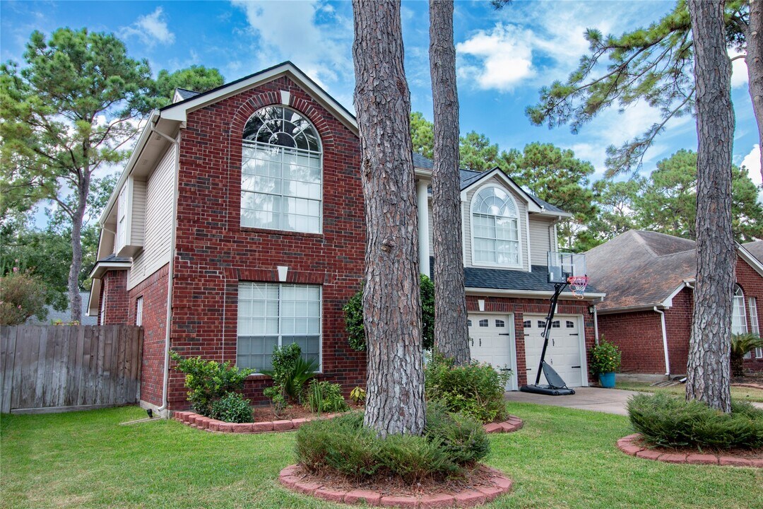 7911 Hidden Oaks Ln in Houston, TX - Building Photo