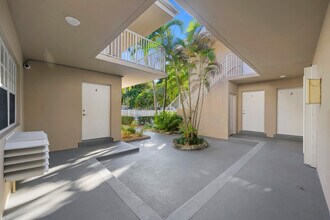 6565 Santona St in Coral Gables, FL - Building Photo - Building Photo