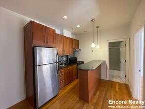 108 Peterborough St, Unit 18 in Boston, MA - Building Photo - Building Photo