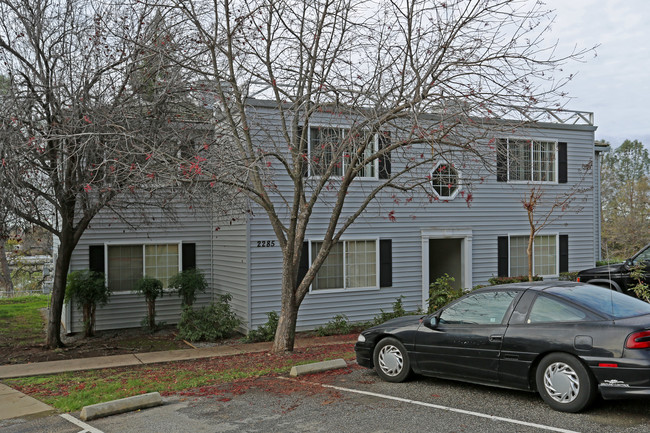 Colonial Village in Auburn, CA - Foto de edificio - Building Photo