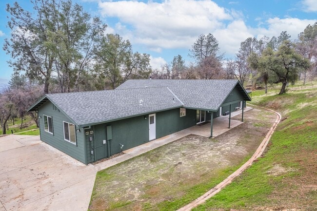 5112 Allred Rd in Mariposa, CA - Foto de edificio - Building Photo