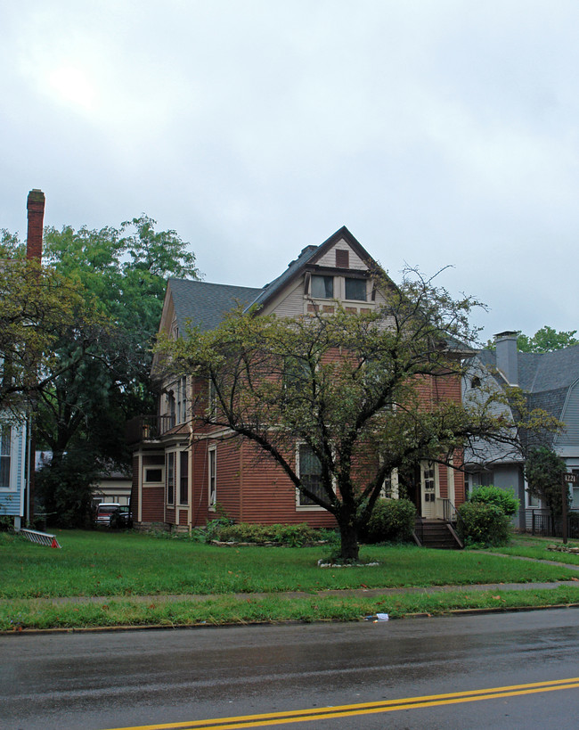 1221 E High St in Springfield, OH - Building Photo - Building Photo