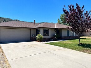 29512 Ryder Cup Ln in Tehachapi, CA - Building Photo - Building Photo