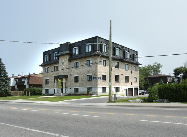 2744 Innes Rd in Ottawa, ON - Building Photo - Building Photo