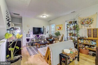 517 Green Ln, Unit #2 in Philadelphia, PA - Foto de edificio - Building Photo