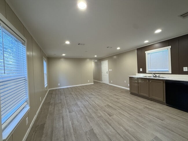 118 E Semands St in Conroe, TX - Foto de edificio - Building Photo