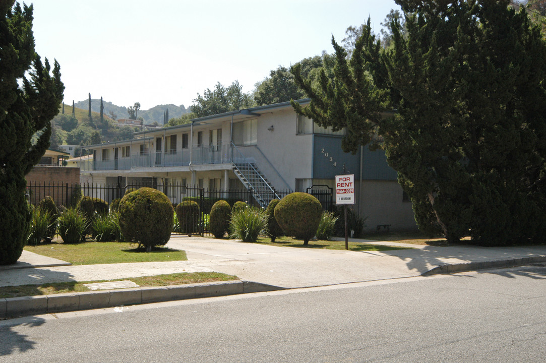 2034 E Chevy Chase Dr in Glendale, CA - Foto de edificio