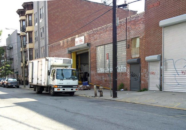 144-148 N 10th St in Brooklyn, NY - Foto de edificio - Building Photo