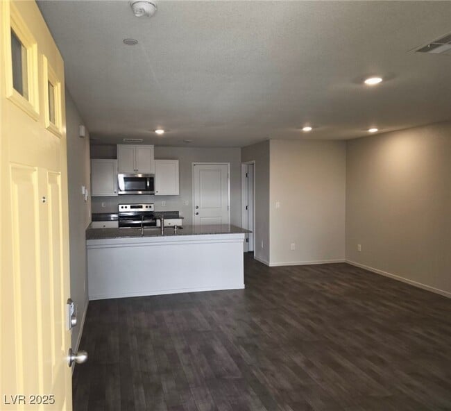 1130 Scarlet Sparrow St in Henderson, NV - Building Photo - Building Photo