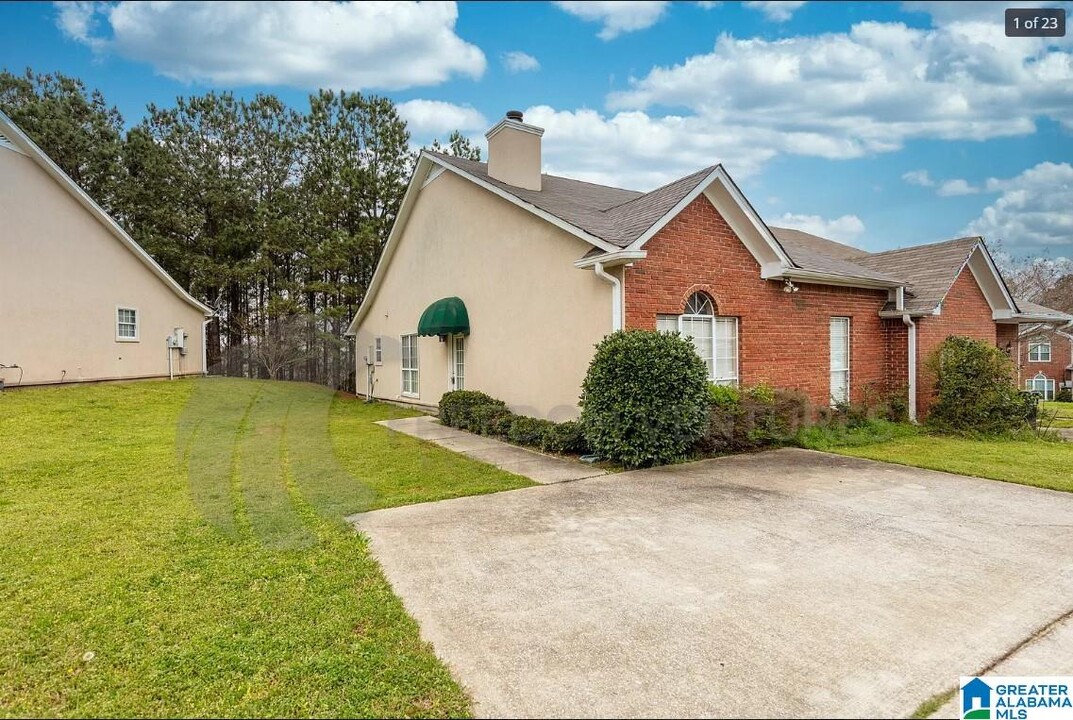 102 Canyon Trail in Pelham, AL - Building Photo