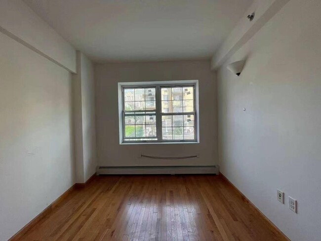 35-19 Leavitt St in Queens, NY - Building Photo - Building Photo