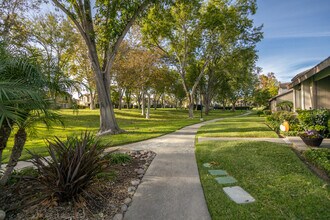 5244 Edge Park Way in San Diego, CA - Foto de edificio - Building Photo