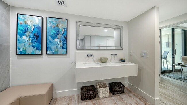 1932 Harbourside Dr in Longboat Key, FL - Building Photo - Building Photo