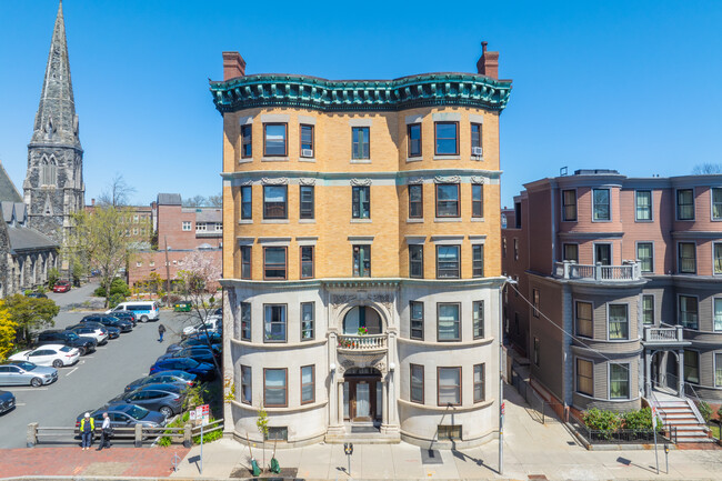 Brentford Hall in Cambridge, MA - Foto de edificio - Building Photo