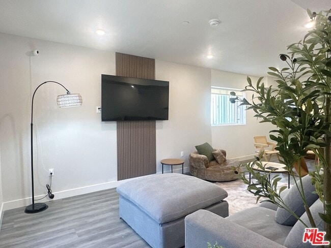 1312 Mariposa Ave in Los Angeles, CA - Foto de edificio - Building Photo