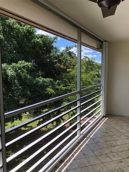 2404 Antigua Cir in Coconut Creek, FL - Foto de edificio