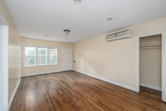 1438 S Sherbourne Dr in Los Angeles, CA - Building Photo - Interior Photo