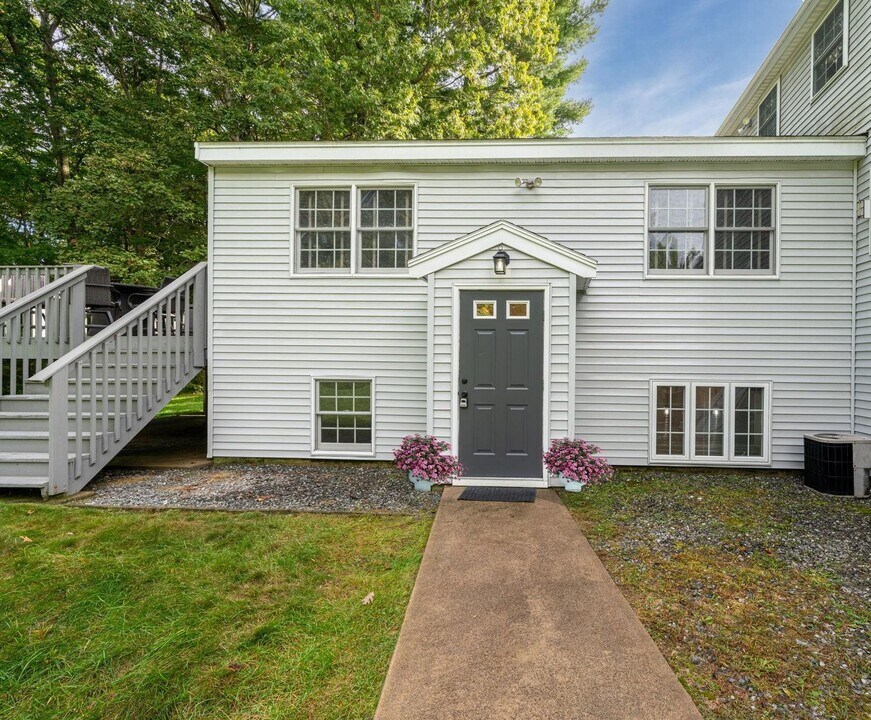 35 Robin Dr in Hudson, NH - Building Photo