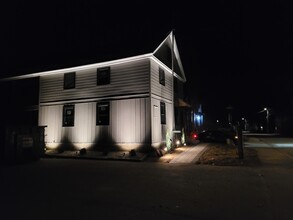 34 Union St, Unit B in Milford, NH - Building Photo - Building Photo