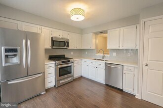 13820 Rampant Lion Ct in Centreville, VA - Foto de edificio - Building Photo