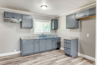 5880 Bluffman Dr in Dallas, TX - Building Photo - Building Photo