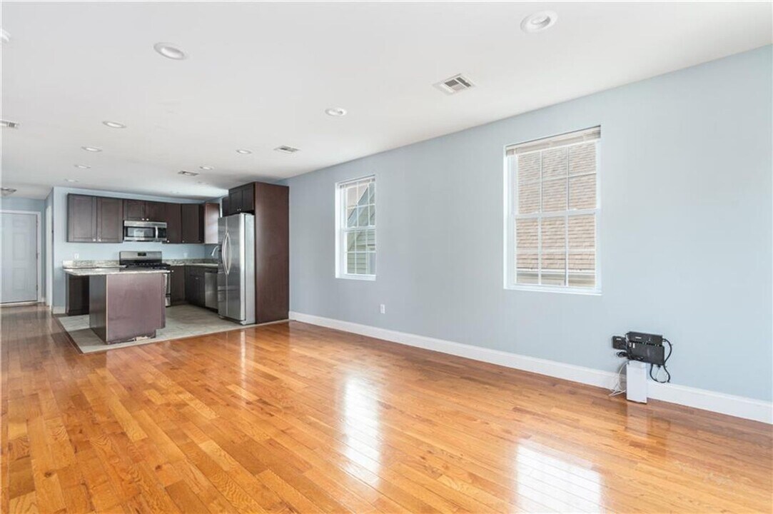 119 Oakland Ave in Providence, RI - Building Photo
