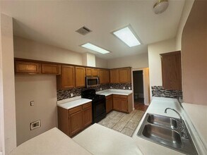 1002 Leah Ln in Round Rock, TX - Building Photo - Building Photo