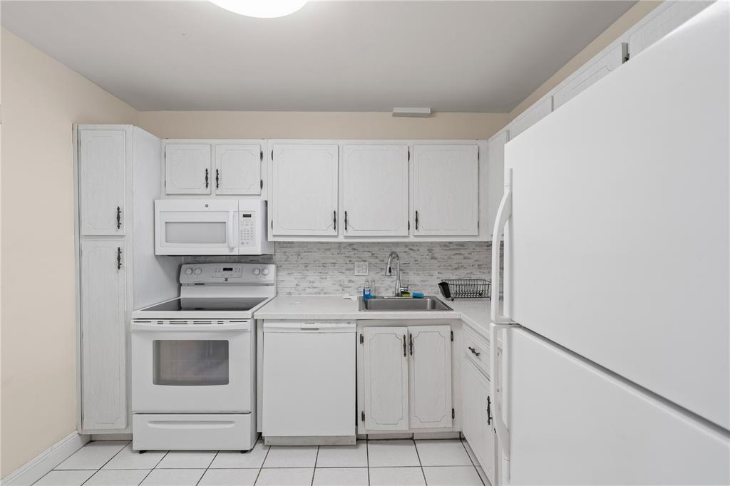 8350 Sands Point Blvd, Unit E309 in Tamarac, FL - Building Photo