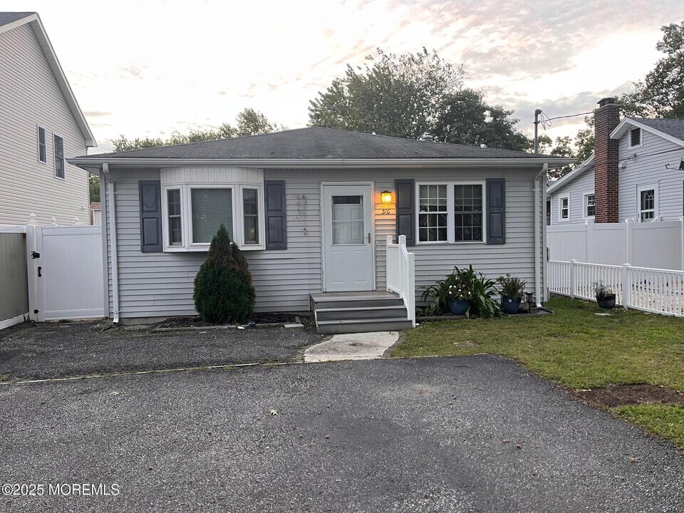 516 Harvey Ave in Brick, NJ - Building Photo