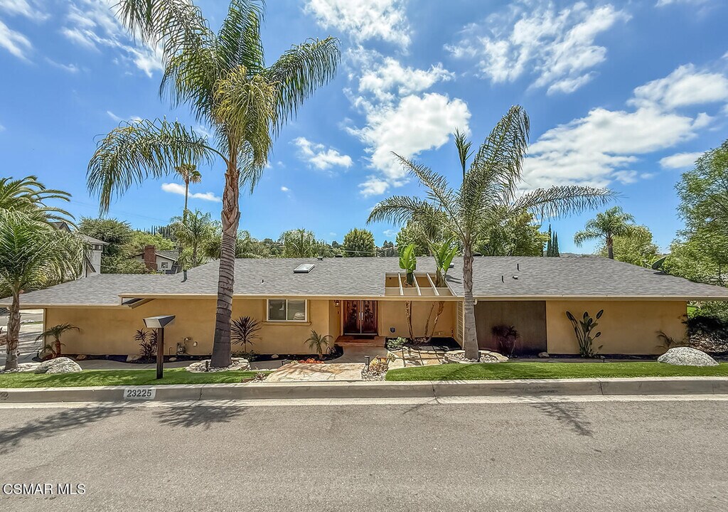23225 Cass Ave in Los Angeles, CA - Building Photo