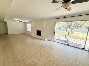 106 Longacre Dr in Conroe, TX - Foto de edificio - Building Photo