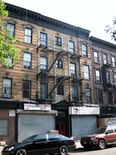 561 Gates Ave in Brooklyn, NY - Foto de edificio - Building Photo