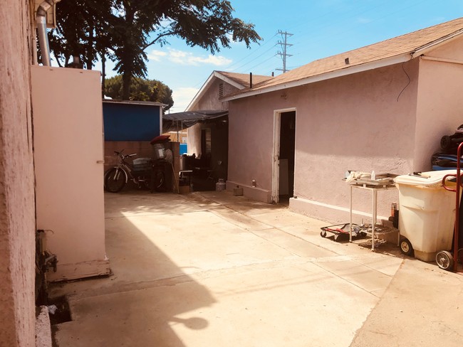 10564 Kewen Ave in Pacoima, CA - Building Photo - Building Photo