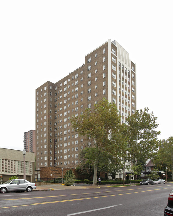 Pierre Chouteau Apartments in St. Louis, MO - Building Photo