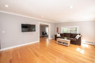 5 Crescent St in Pepperell, MA - Foto de edificio - Building Photo