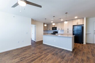 1000 E Yager Ln in Austin, TX - Foto de edificio - Building Photo