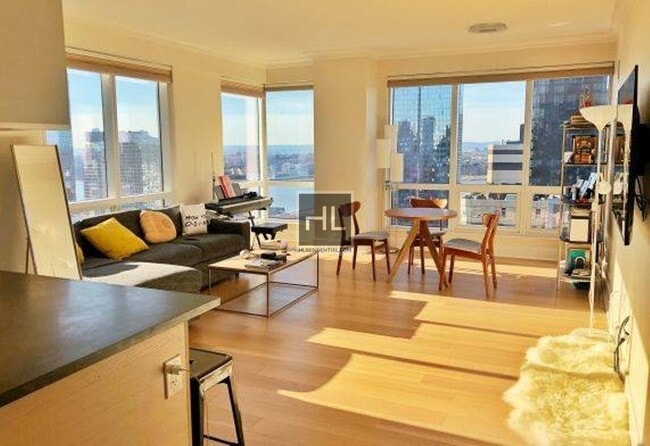350 W 42nd St
