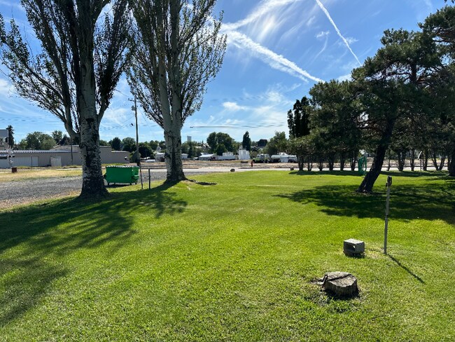 712 SE Railroad Ave in Wilbur, WA - Foto de edificio - Building Photo