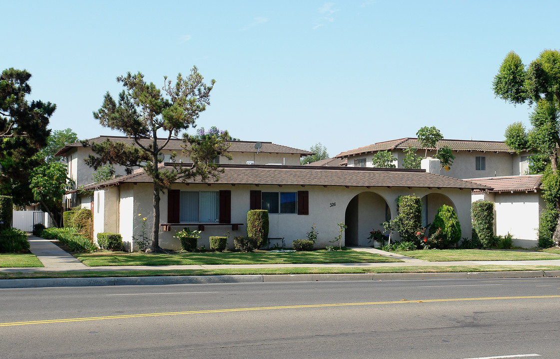 326 W La Veta Ave in Orange, CA - Building Photo