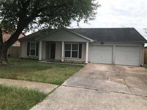 10206 Trade Winds Dr in Houston, TX - Building Photo - Building Photo