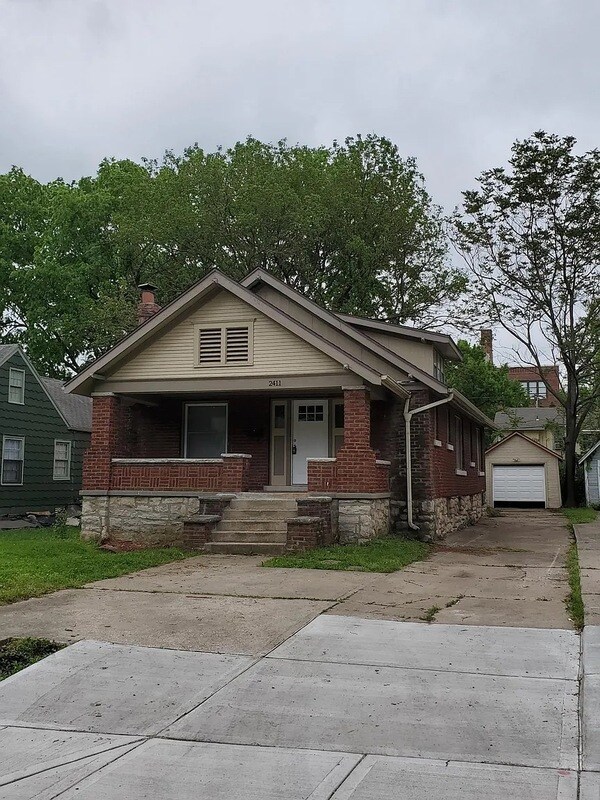 2411 E 70th St in Kansas City, MO - Building Photo - Building Photo